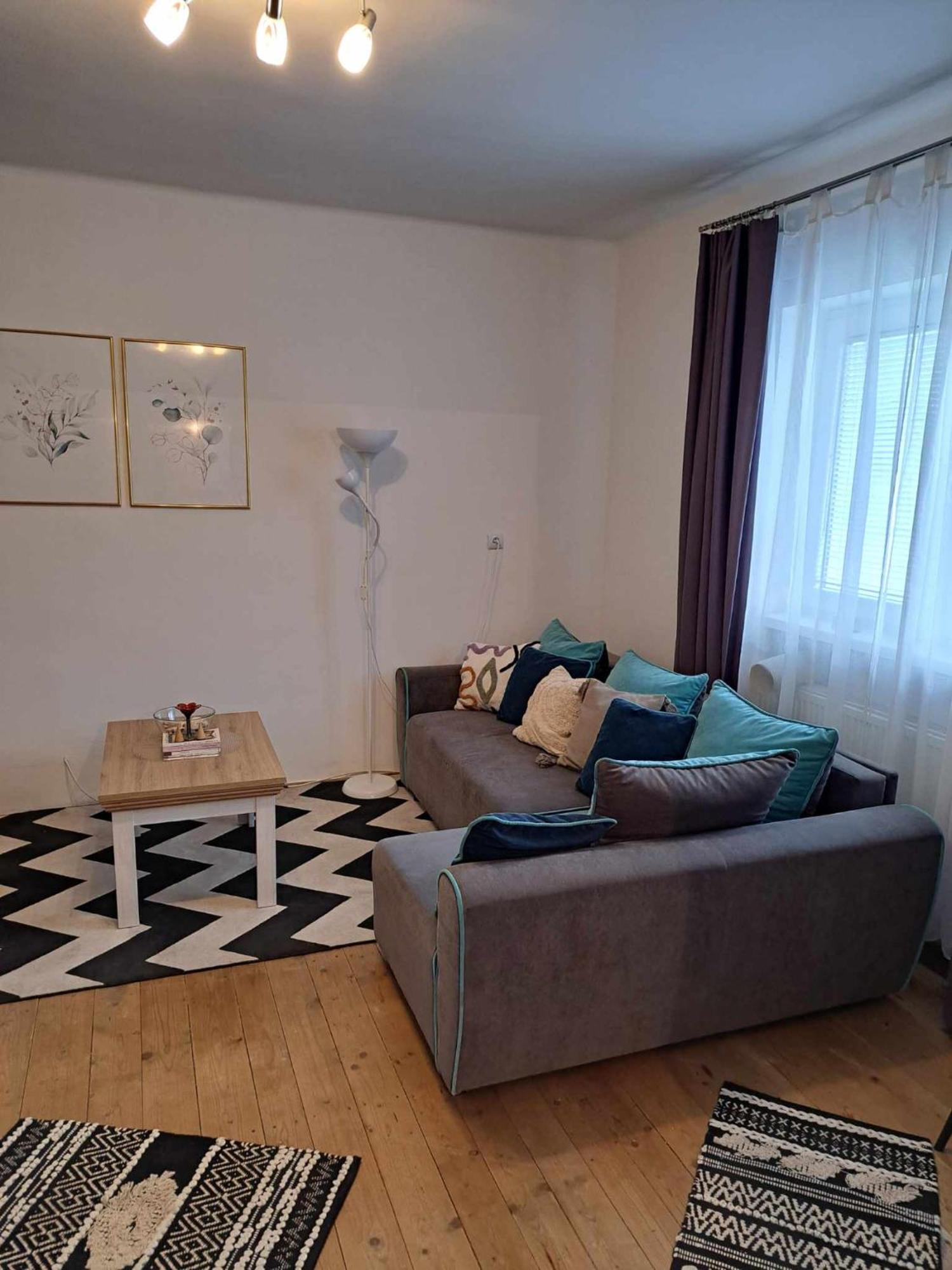 Cozy Town Center Retreat Apartamento Komárno Exterior foto